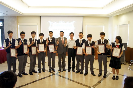 中華青年企業家協會頒獎表揚二信高中獲發明獎牌